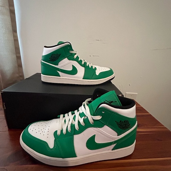 Nikes - Picture 4 of 10